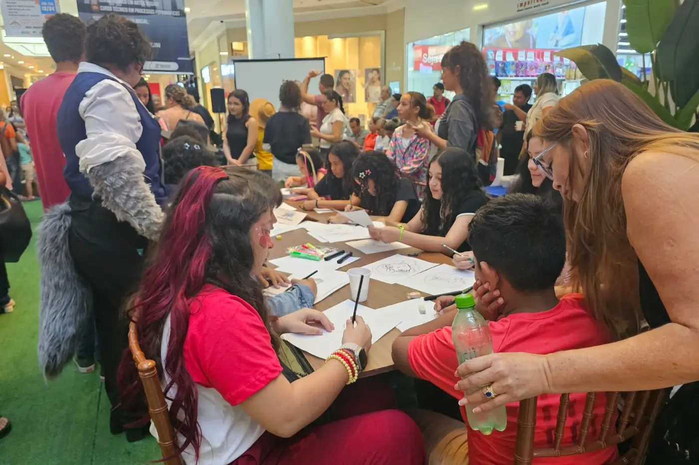 "Dia do Desenhista" reúne artistas e público em programação cultural no Macapá Shopping