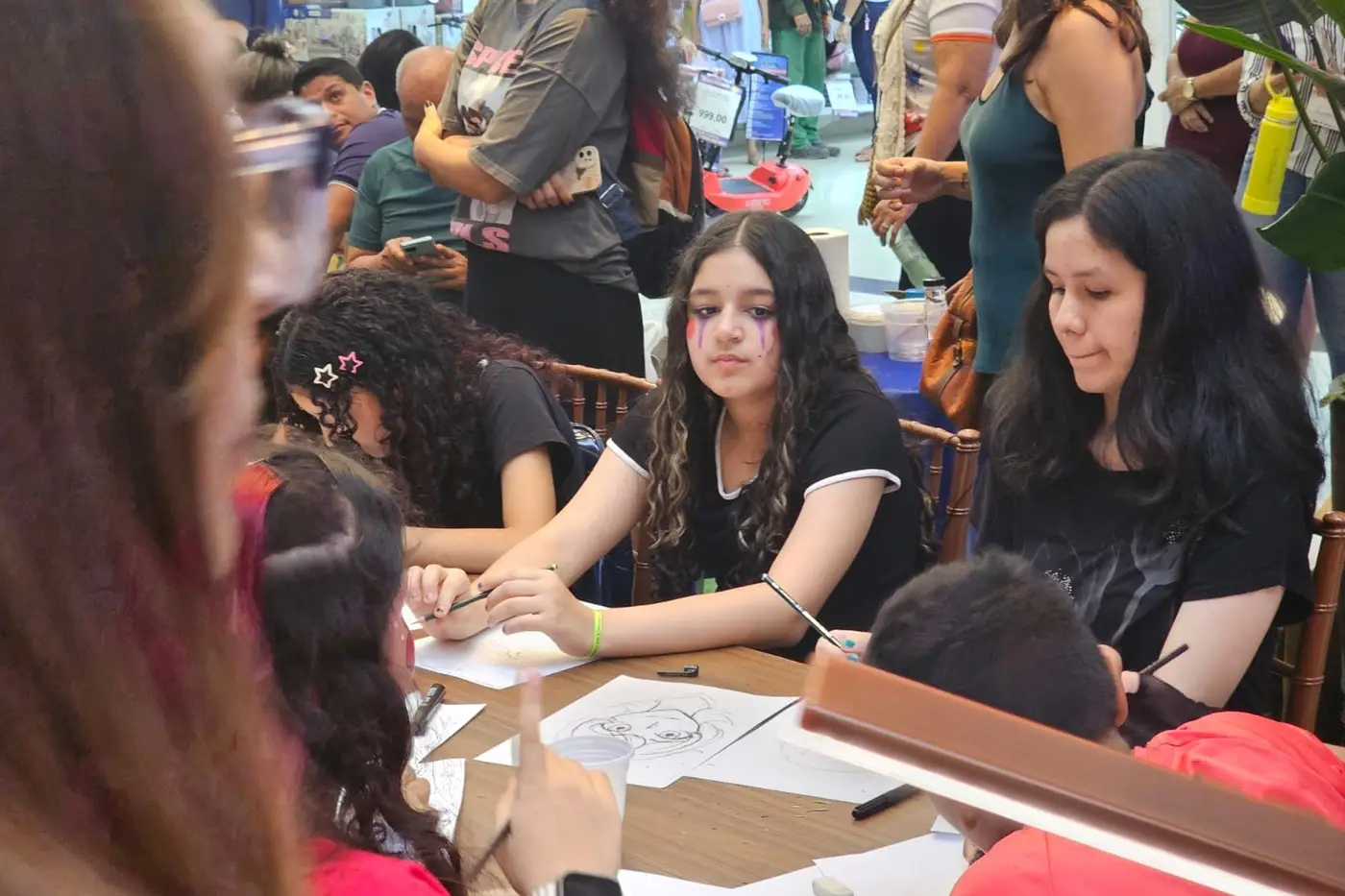 "Dia do Desenhista" reúne artistas e público em programação cultural no Macapá Shopping