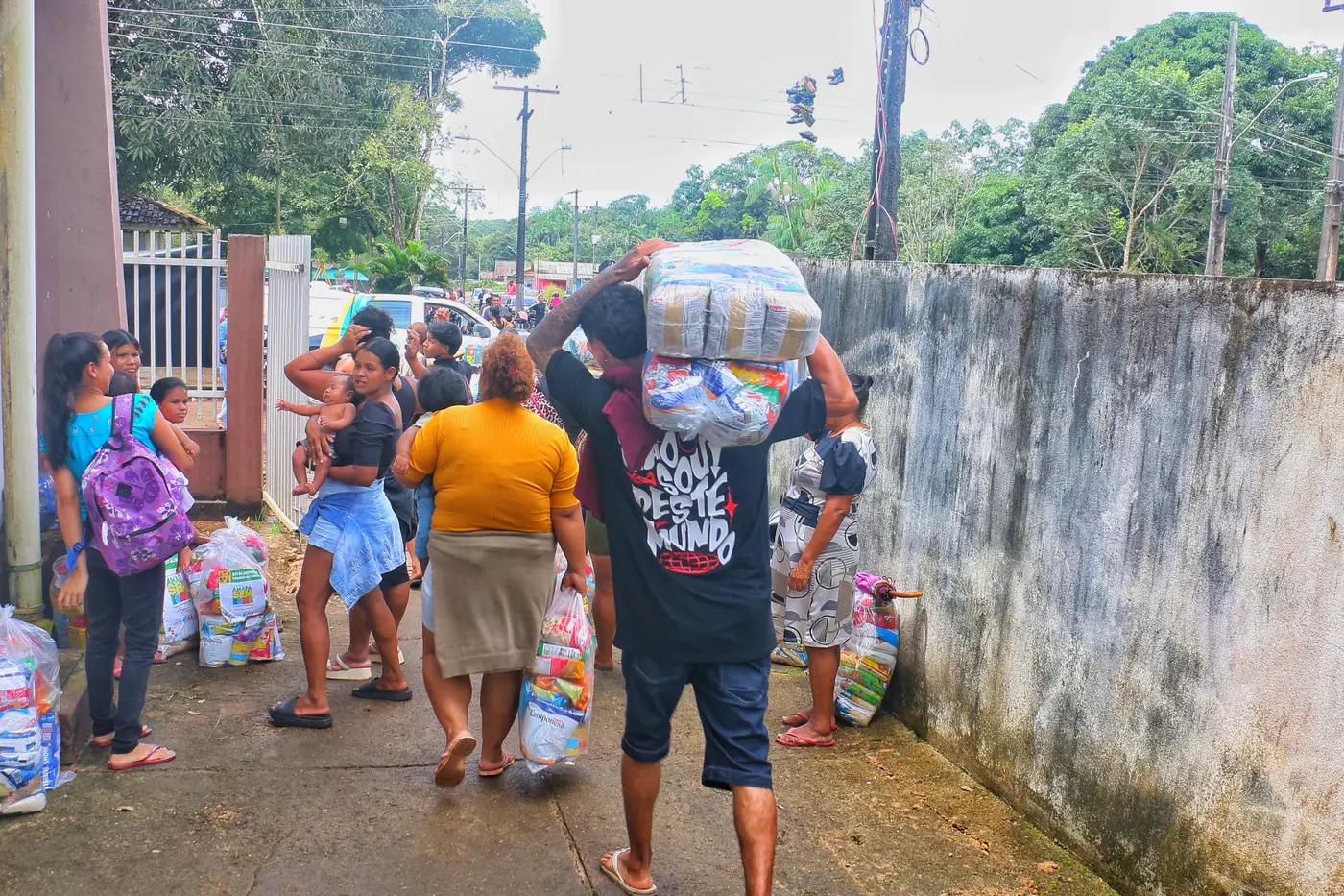 Governador Clécio acompanha mega ação do programa Mais Sorriso no distrito do Pacuí, em Macapá