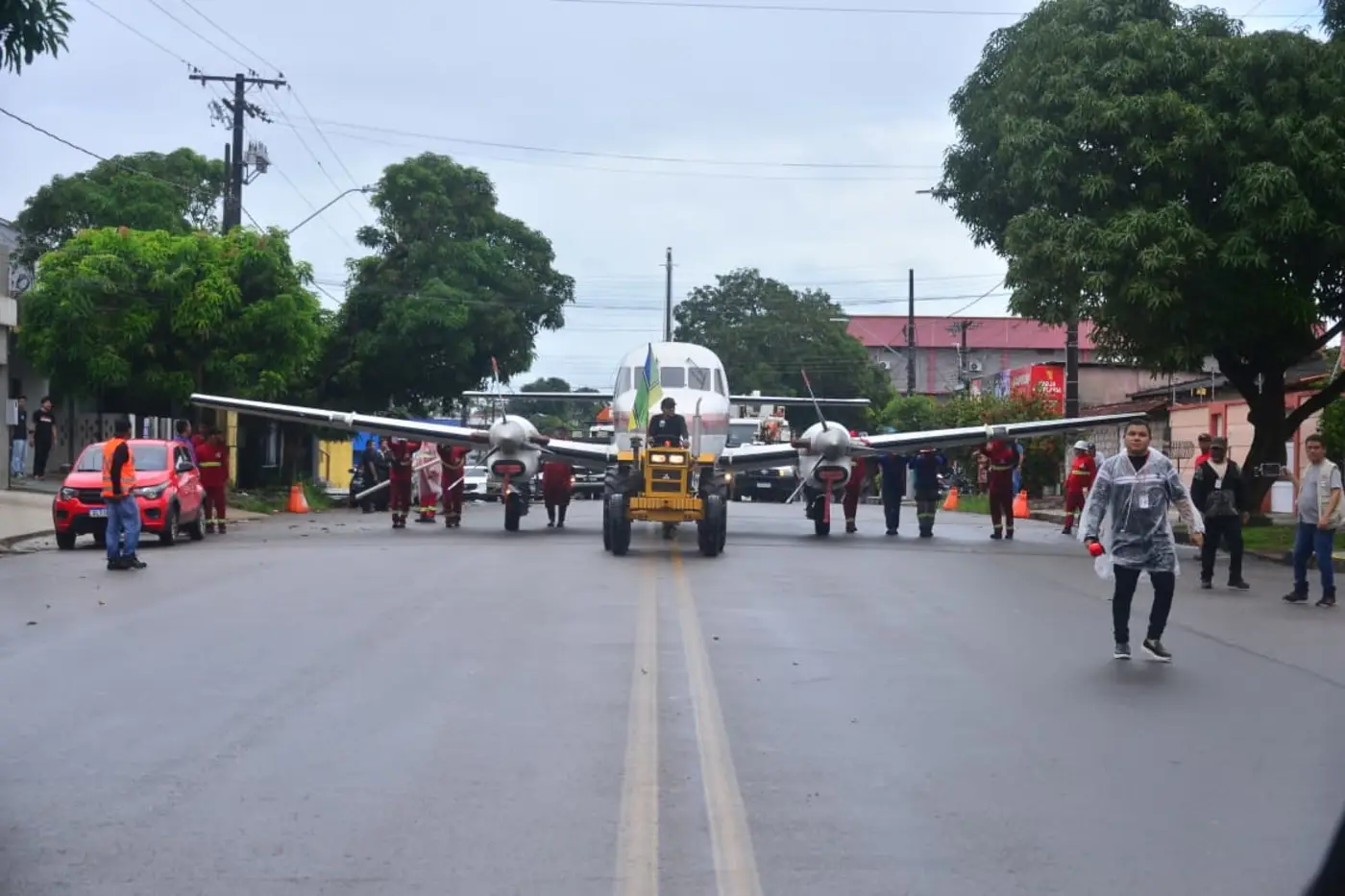 Avião Bandeirante cruza a Avenida FAB em operação inédita do Governo do Amapá
