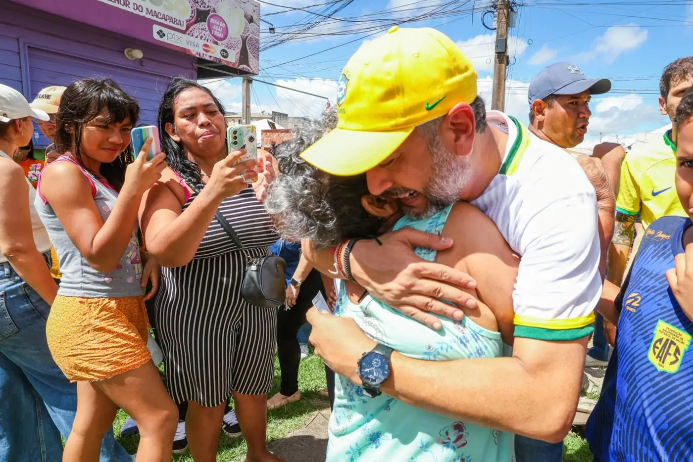 Ao lado dos moradores, governador Clécio acompanha serviços de asfaltamento e pintura no Residencial Macapaba, na Zona Norte de Macapá