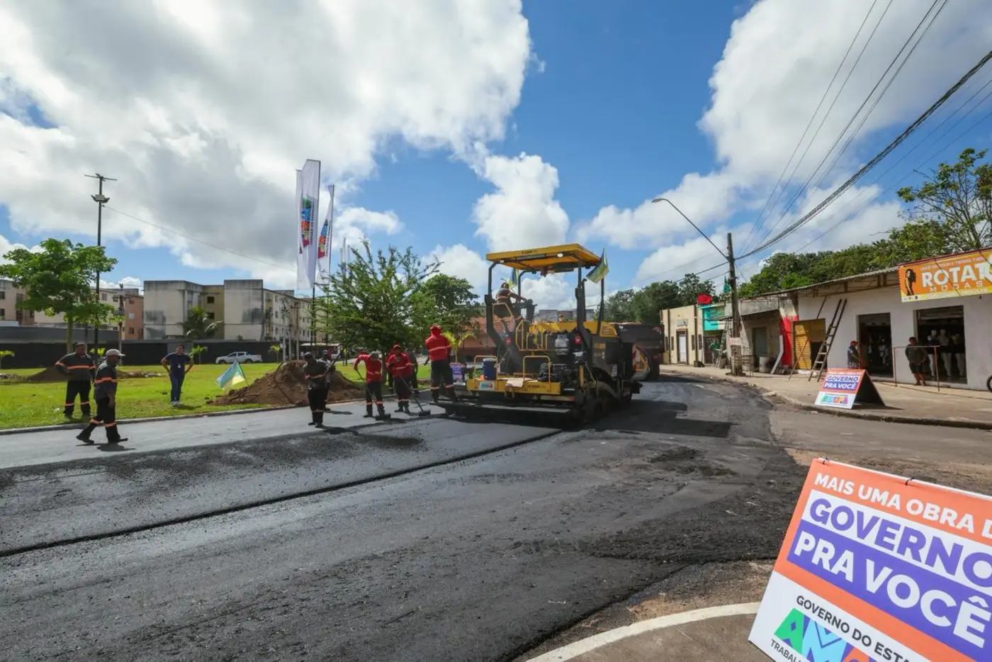 Ao lado dos moradores, governador Clécio acompanha serviços de asfaltamento e pintura no Residencial Macapaba, na Zona Norte de Macapá