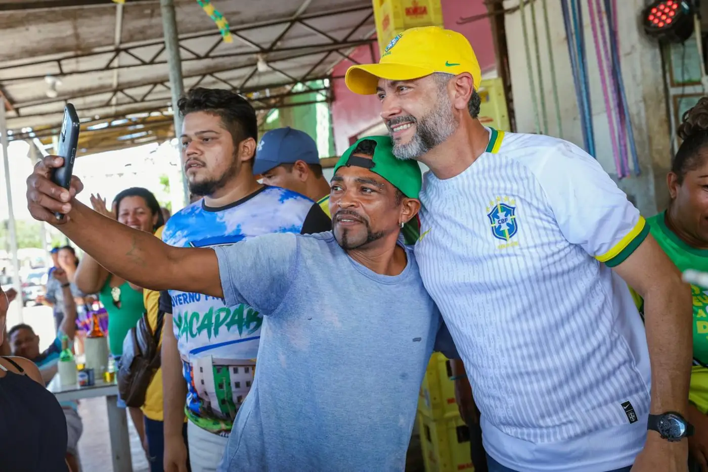 Ao lado dos moradores, governador Clécio acompanha serviços de asfaltamento e pintura no Residencial Macapaba, na Zona Norte de Macapá