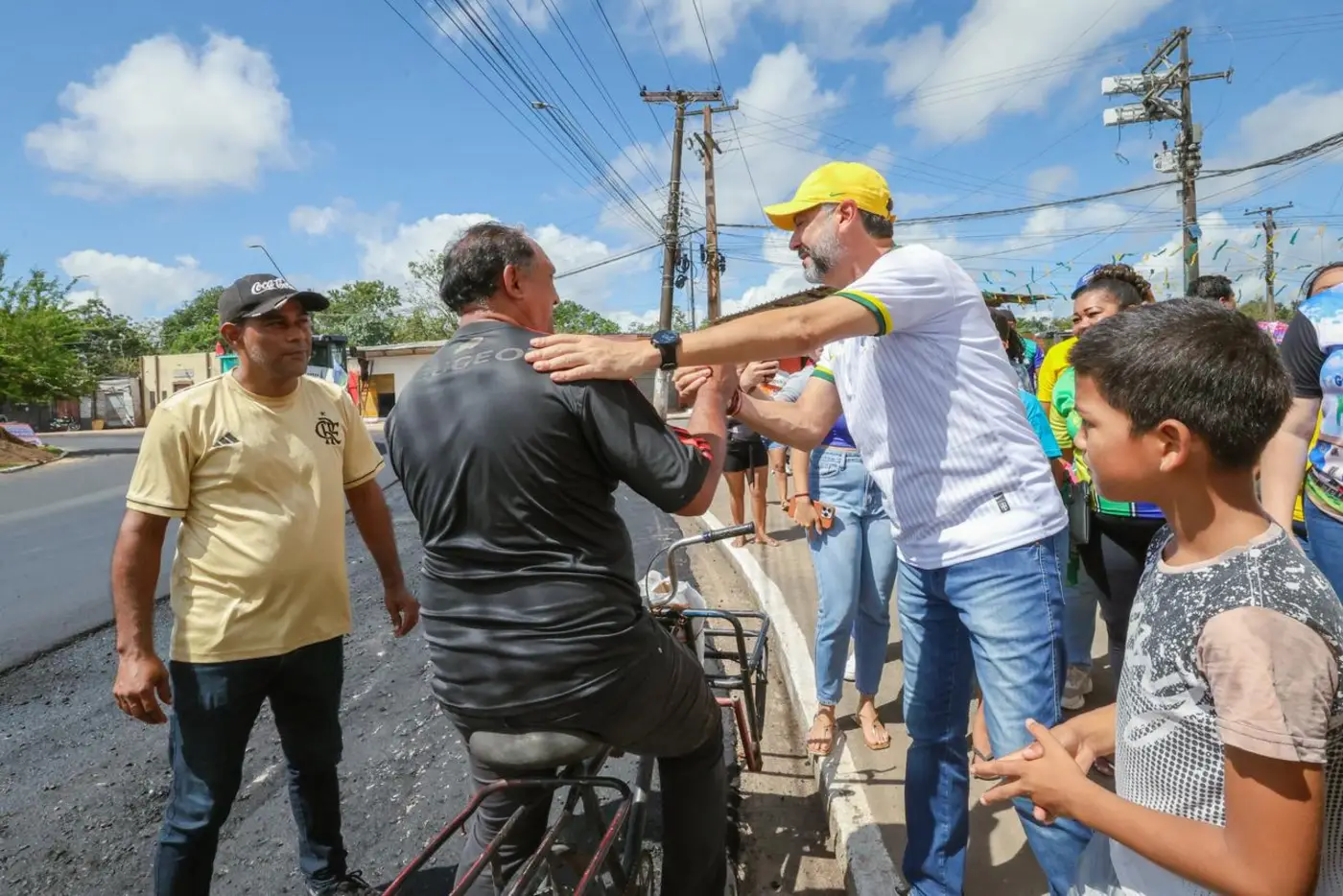 Ao lado dos moradores, governador Clécio acompanha serviços de asfaltamento e pintura no Residencial Macapaba, na Zona Norte de Macapá
