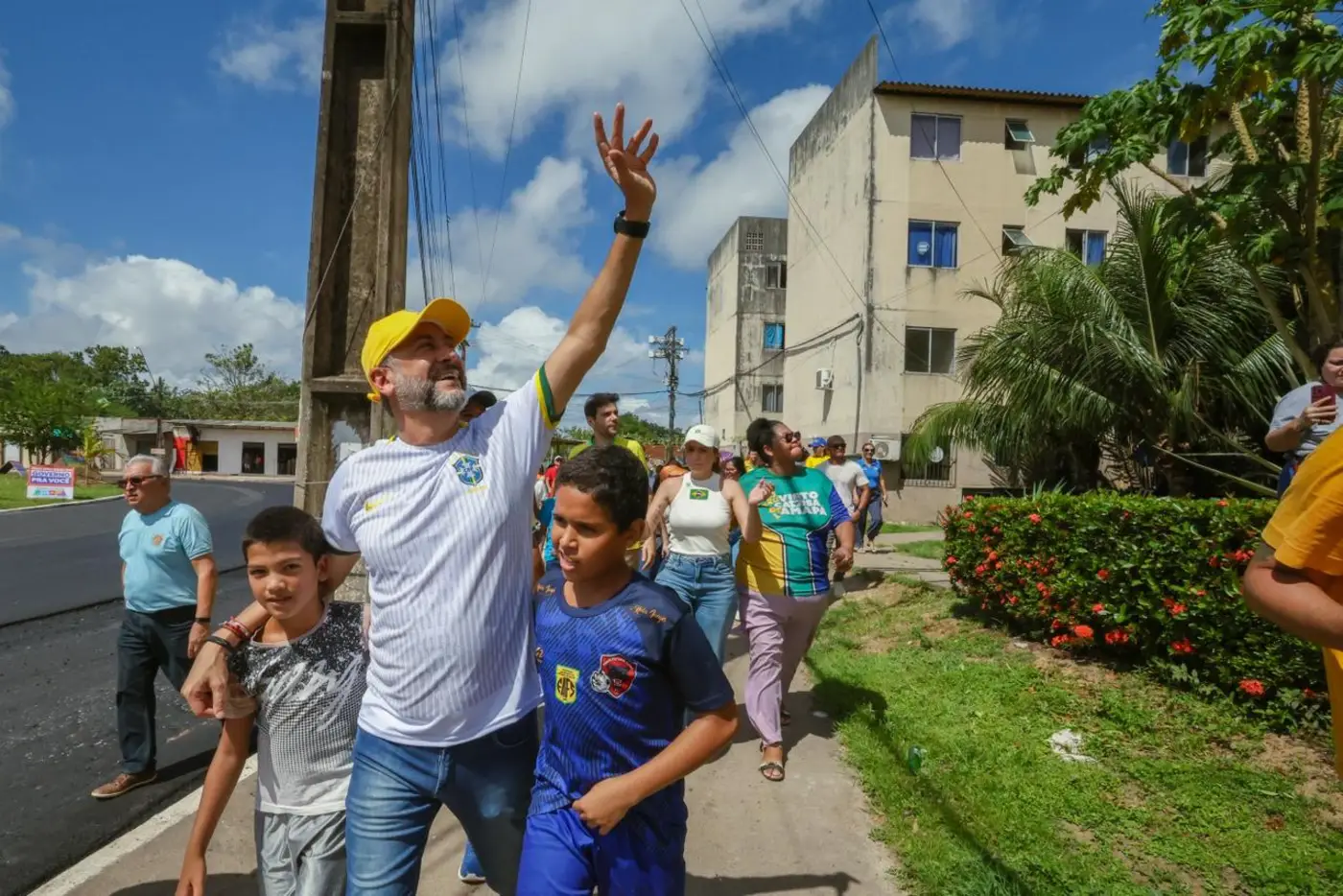 Ao lado dos moradores, governador Clécio acompanha serviços de asfaltamento e pintura no Residencial Macapaba, na Zona Norte de Macapá