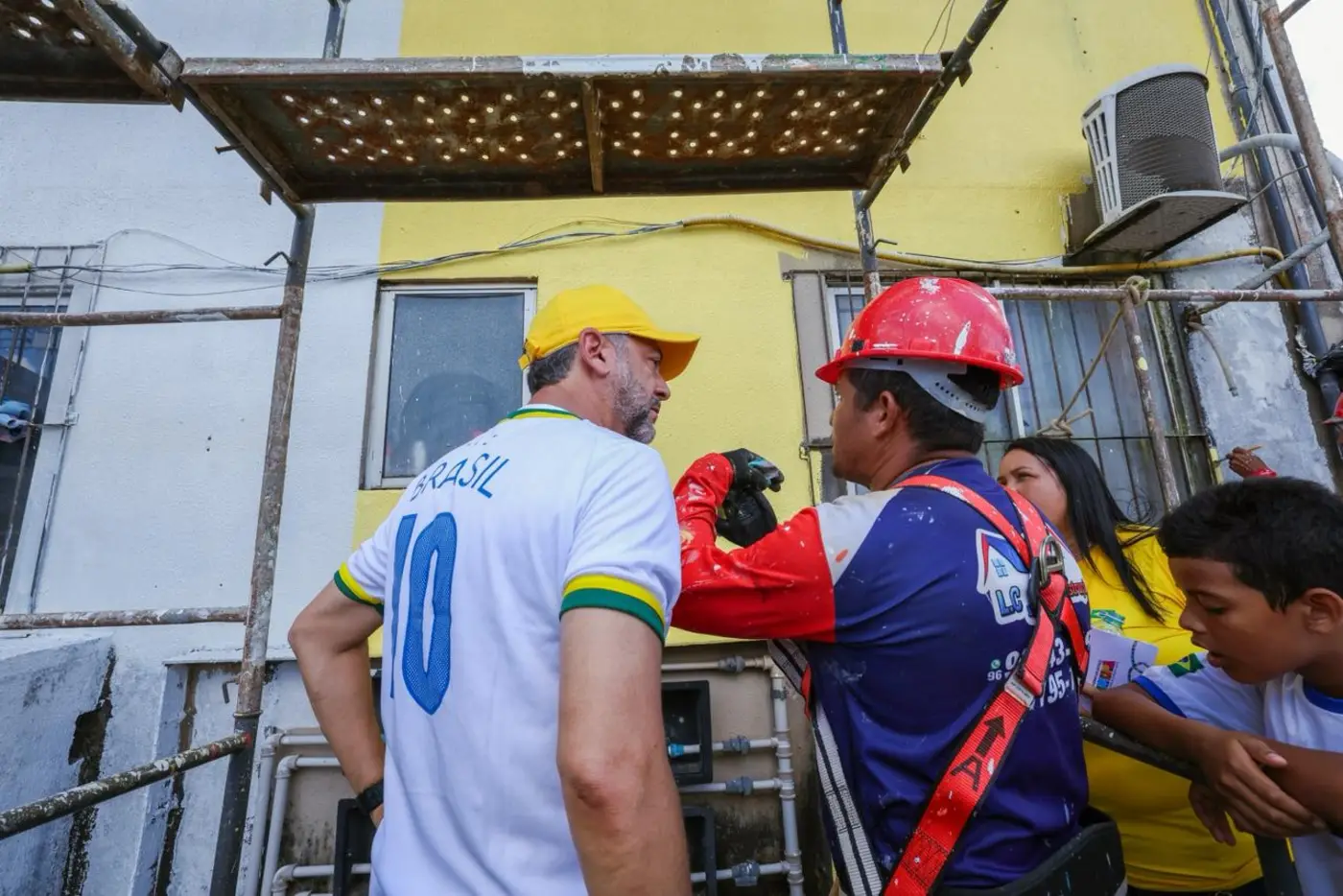 Ao lado dos moradores, governador Clécio acompanha serviços de asfaltamento e pintura no Residencial Macapaba, na Zona Norte de Macapá
