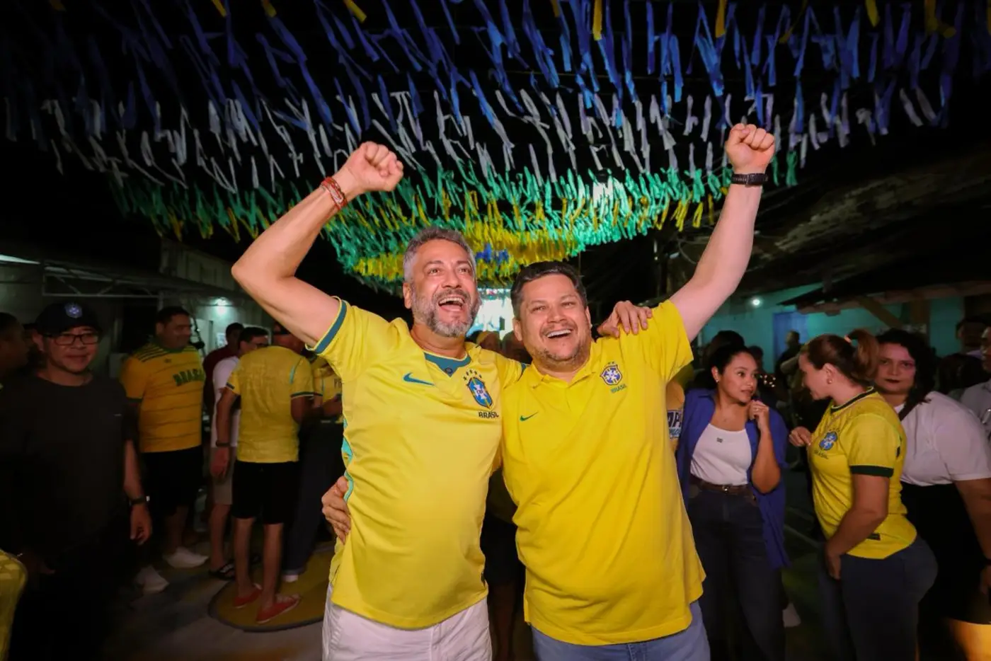 Com telões nas comunidades, governador Clécio acompanha estreia do Brasil na Copa do Mundo: ‘todo mundo feliz e torcendo junto’