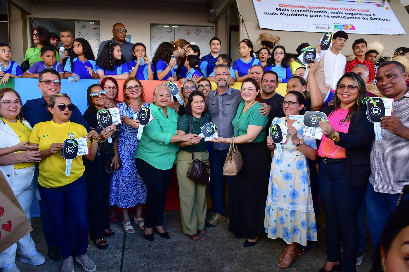 Governador Clécio amplia frota escolar e reforça acesso à educação com entrega de 10 novos microônibus no Amapá
