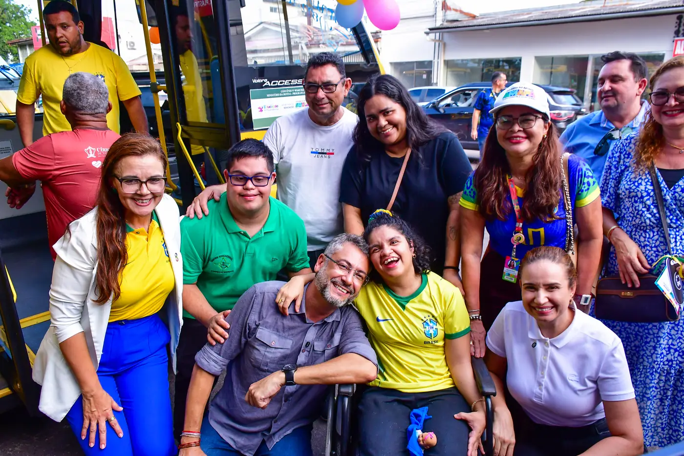Governador Clécio amplia frota escolar e reforça acesso à educação com entrega de 10 novos microônibus no Amapá