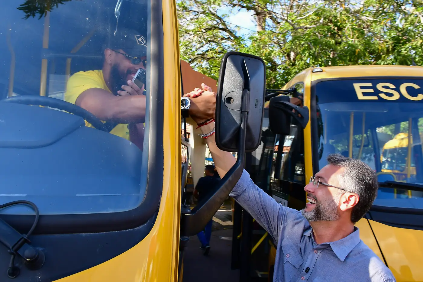 Governador Clécio amplia frota escolar e reforça acesso à educação com entrega de 10 novos microônibus no Amapá