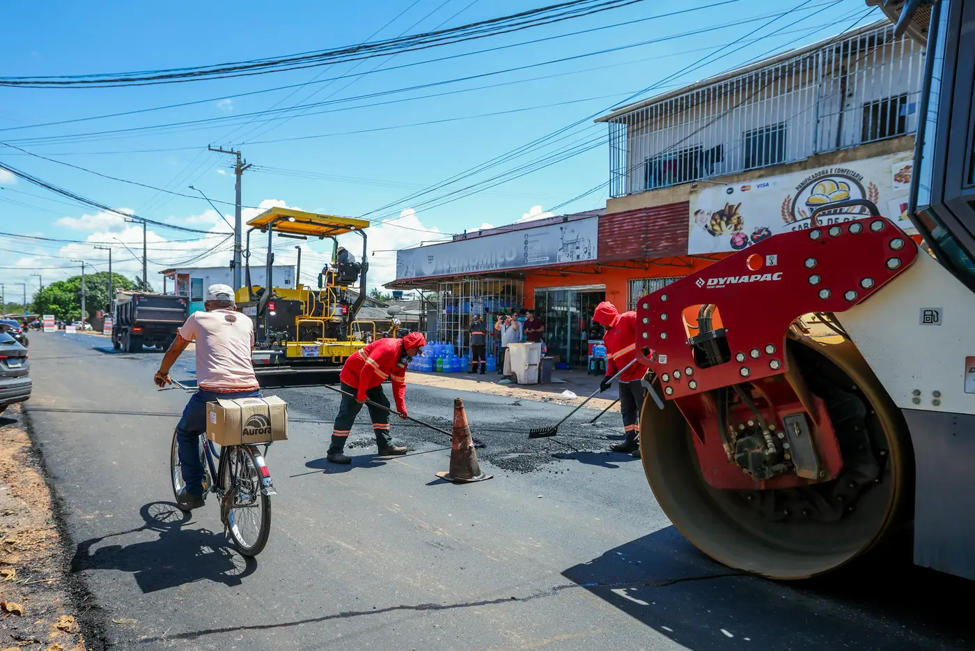 Governador Clécio acompanha avanço da pavimentação que leva mais de 6 quilômetros de asfalto ao bairro Novo Buritizal, na Zona Sul de Macapá