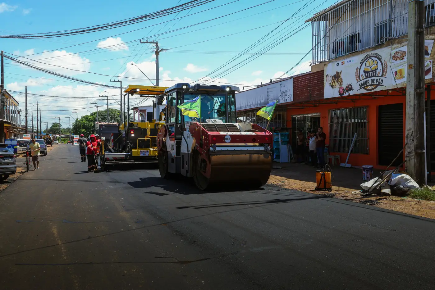 Governador Clécio acompanha avanço da pavimentação que leva mais de 6 quilômetros de asfalto ao bairro Novo Buritizal, na Zona Sul de Macapá