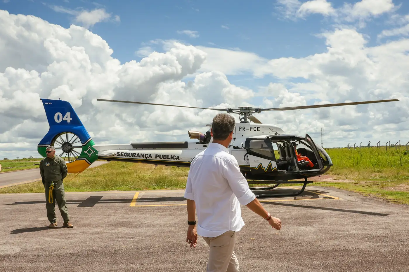 Governador Clécio acompanha chegada do helicóptero que será UTI aérea do GTA no Amapá: "resgate especializado para salvar vidas"