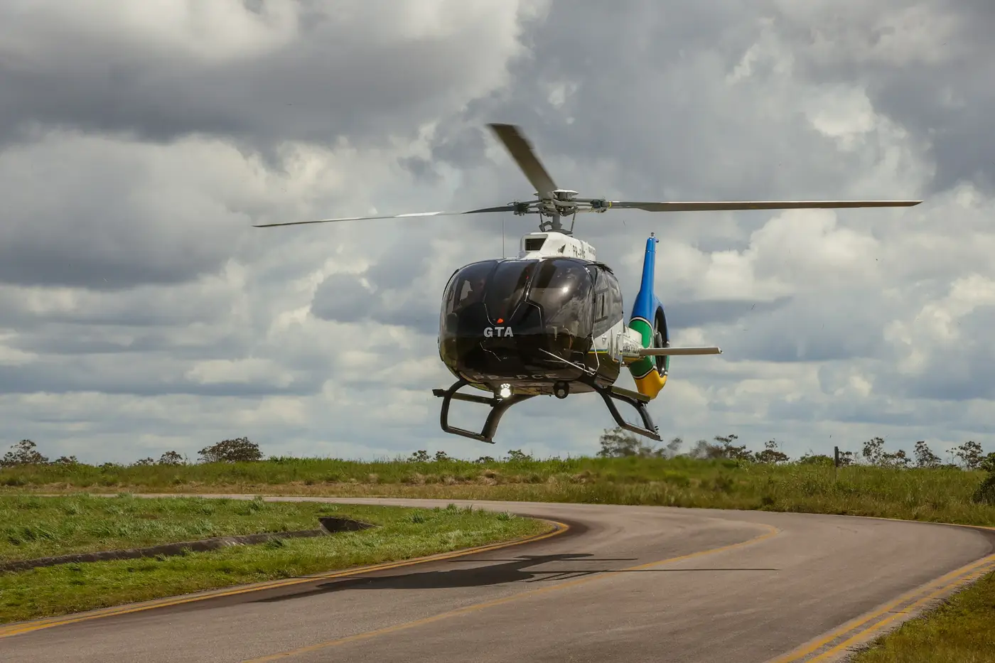 Governador Clécio acompanha chegada do helicóptero que será UTI aérea do GTA no Amapá: "resgate especializado para salvar vidas"