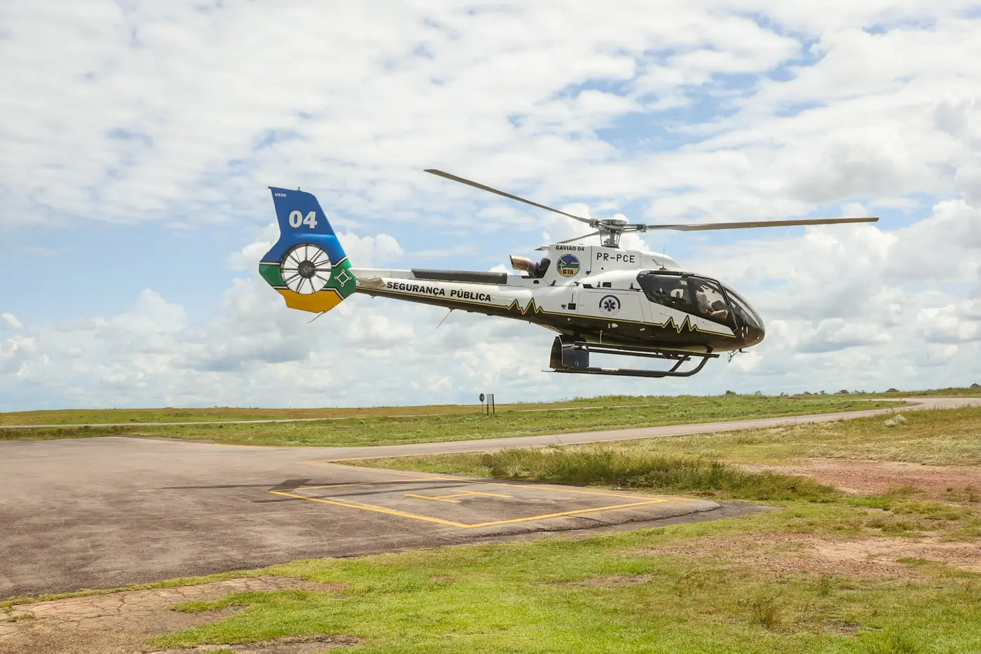 Governador Clécio acompanha chegada do helicóptero que será UTI aérea do GTA no Amapá: "resgate especializado para salvar vidas"
