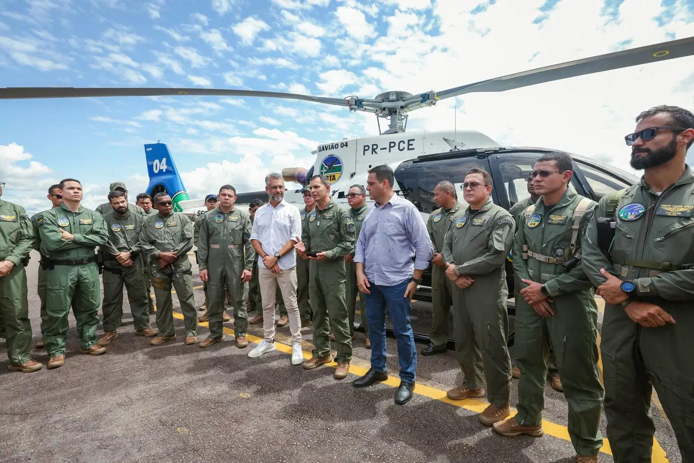 Governador Clécio acompanha chegada do helicóptero que será UTI aérea do GTA no Amapá: "resgate especializado para salvar vidas"