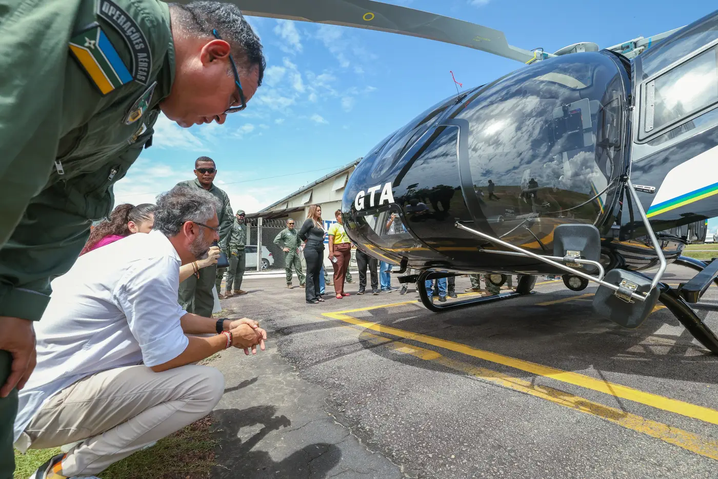 Governador Clécio acompanha chegada do helicóptero que será UTI aérea do GTA no Amapá: "resgate especializado para salvar vidas"