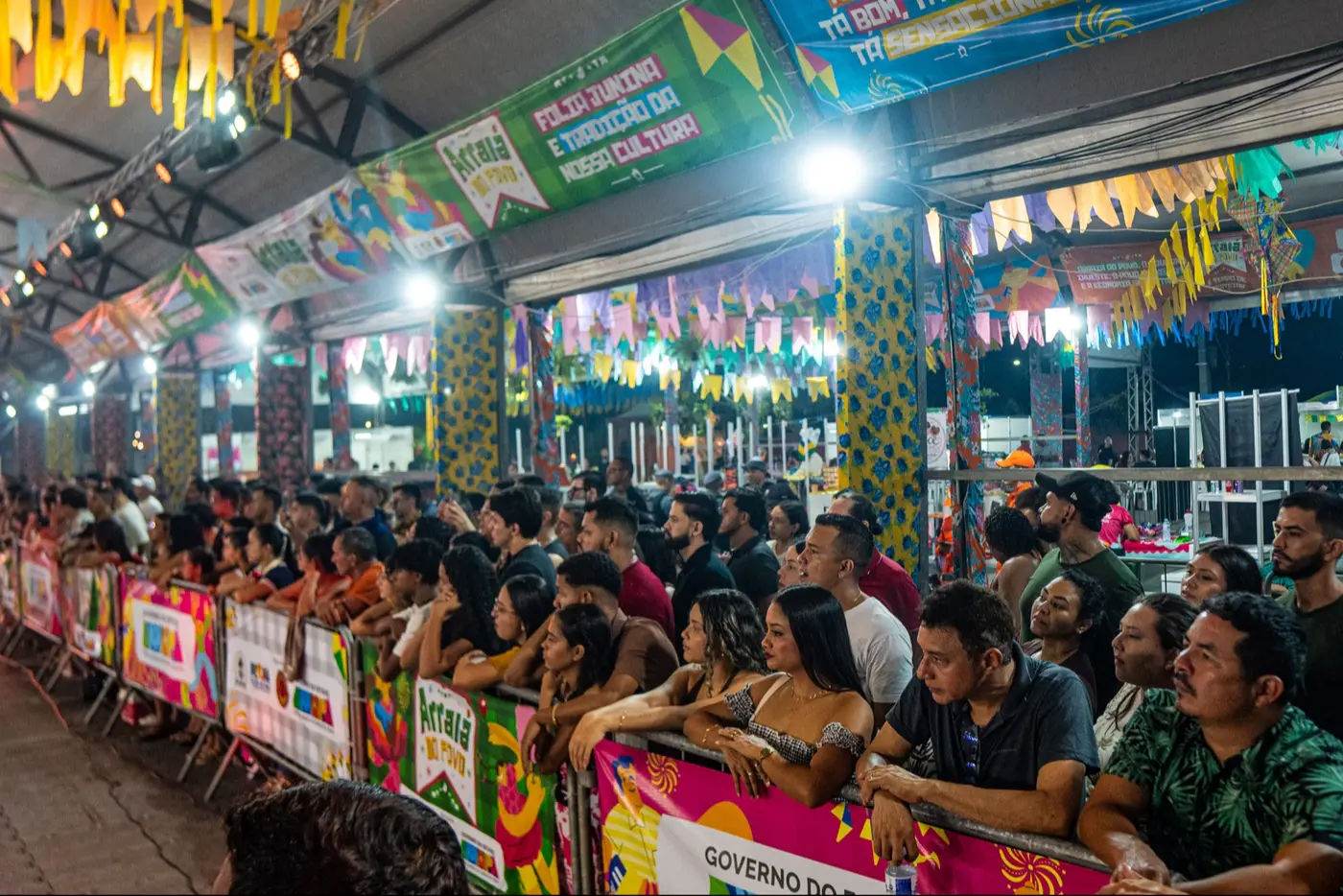 Entre serpentes, urnas encantadas e sangue nas veias, quadrilhas emocionam na 4ª noite do Arraiá do Povo 2026