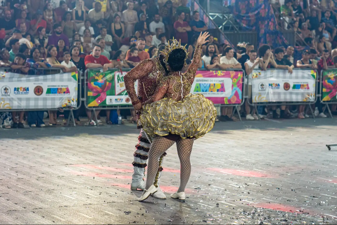 Entre serpentes, urnas encantadas e sangue nas veias, quadrilhas emocionam na 4ª noite do Arraiá do Povo 2026
