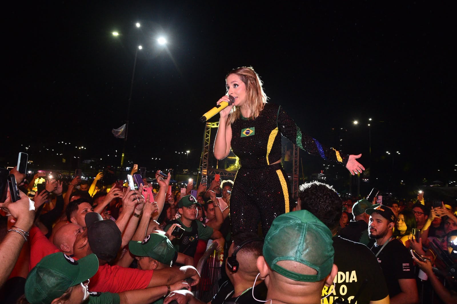 Seresta e forró embalam multidão na Praça Jacy Barata com shows de Jú Marques e Matheus Fernandes no Macapá Verão 2026