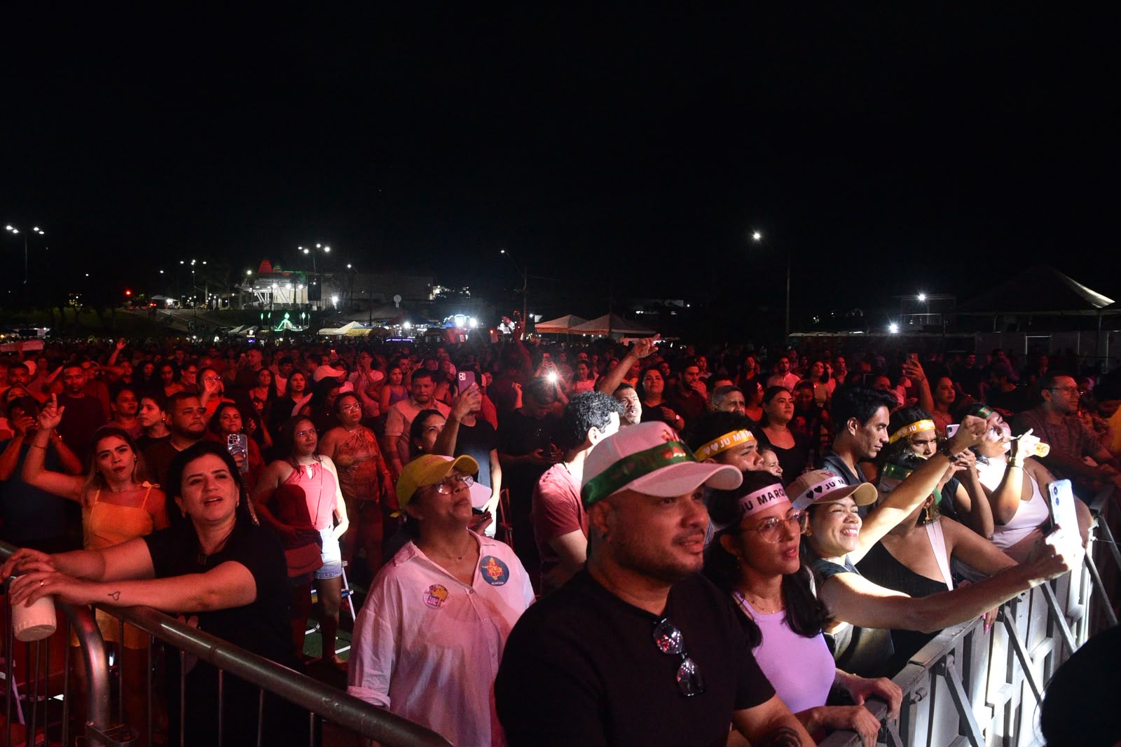 Seresta e forró embalam multidão na Praça Jacy Barata com shows de Jú Marques e Matheus Fernandes no Macapá Verão 2026
