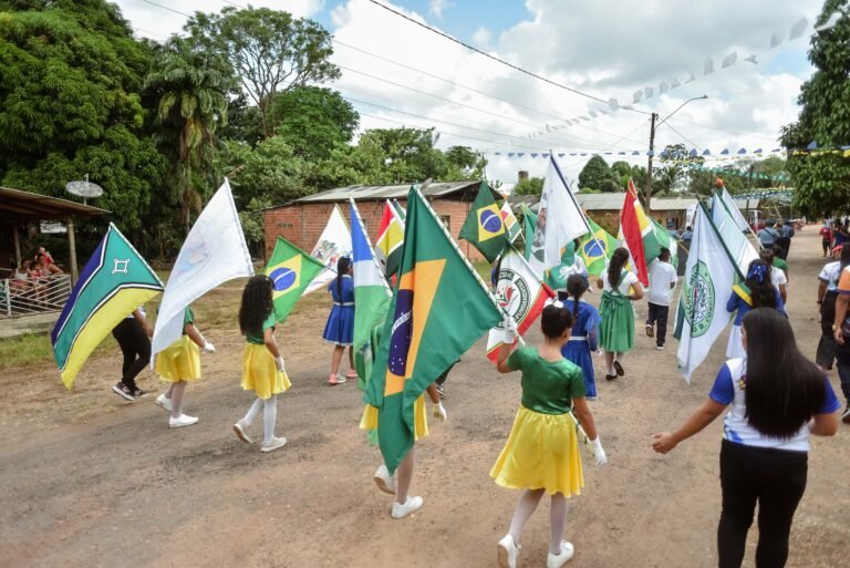 Educação, cultura e cidadania tomam as ruas do Pacuí em Desfile Cívico da Prefeitura de Macapá