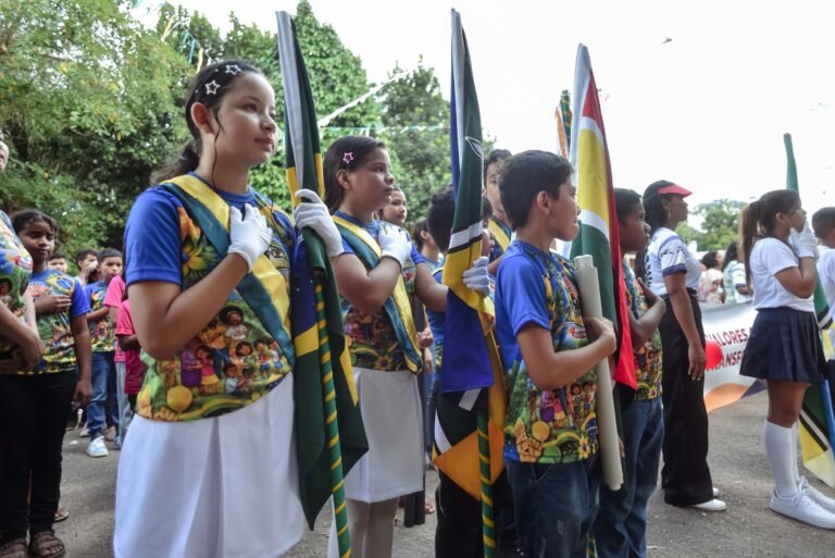 Educação, cultura e cidadania tomam as ruas do Pacuí em Desfile Cívico da Prefeitura de Macapá