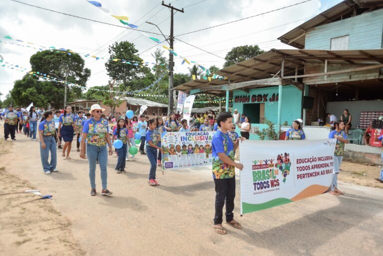 Educação, cultura e cidadania tomam as ruas do Pacuí em Desfile Cívico da Prefeitura de Macapá