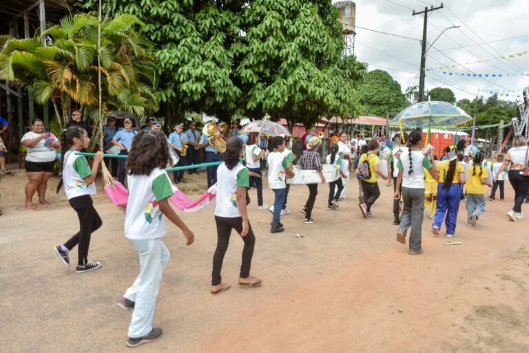 Educação, cultura e cidadania tomam as ruas do Pacuí em Desfile Cívico da Prefeitura de Macapá
