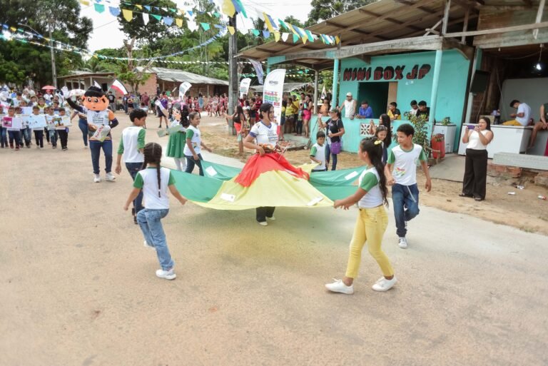 Educação, cultura e cidadania tomam as ruas do Pacuí em Desfile Cívico da Prefeitura de Macapá