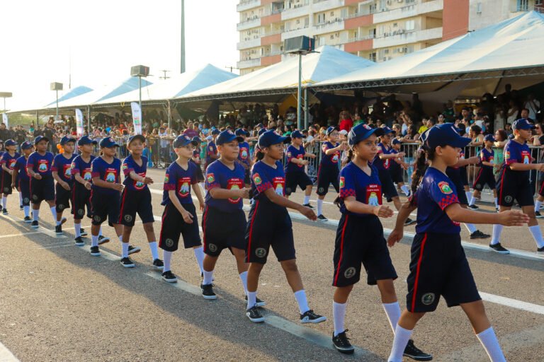 Desfile cívico Municipal destaca educação, diversidade e união no Sambódromo de Macapá