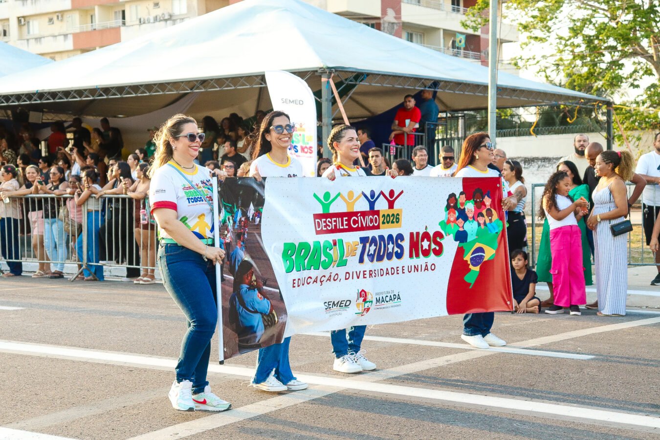 Desfile cívico Municipal destaca educação, diversidade e união no Sambódromo de Macapá