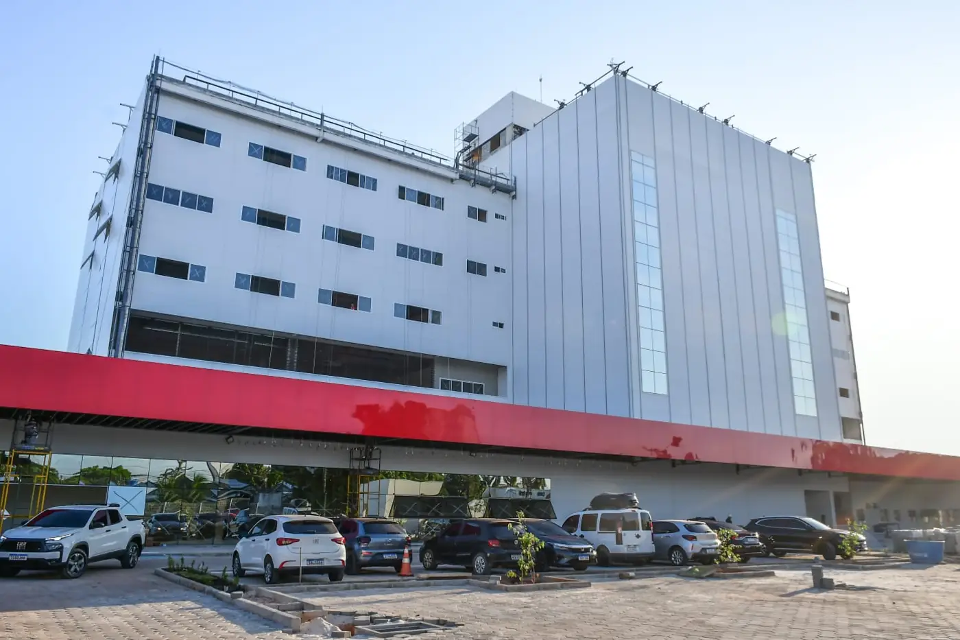 Clécio vistoria as três recepções do novo HE de Macapá, projetadas para organizar fluxo de pacientes e visitantes