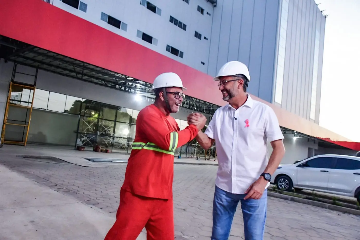 Clécio vistoria as três recepções do novo HE de Macapá, projetadas para organizar fluxo de pacientes e visitantes