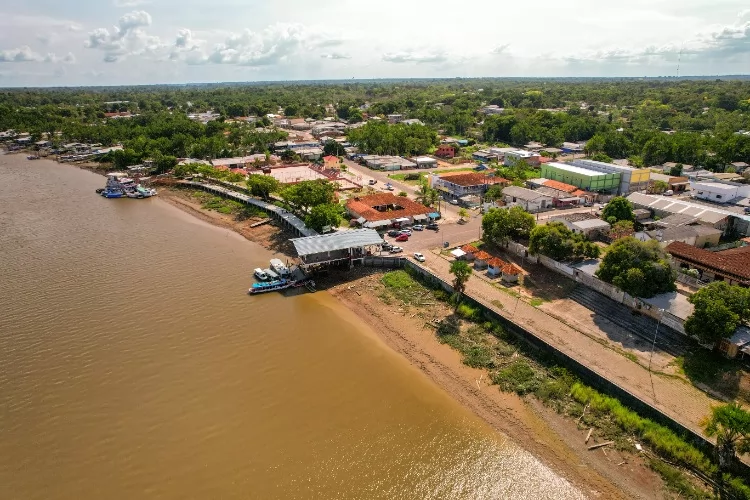 Diálogo no Maracá: Da Argila Ancestral aos Labirintos do Cérebro