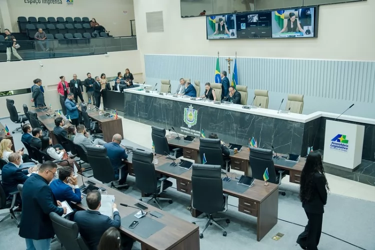 Deputados agradecem votos e se solidarizam com colegas que não foram reeleitos