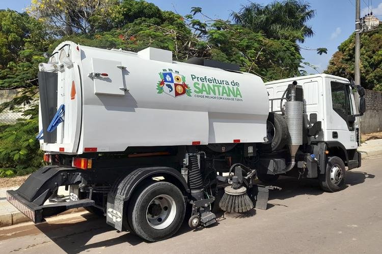 Santana lança primeiro caminhão varredor de rua do Amapá
