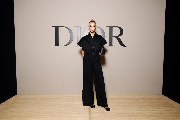 Em Paris, brasileira de 17 anos fecha o desfile da Dior!