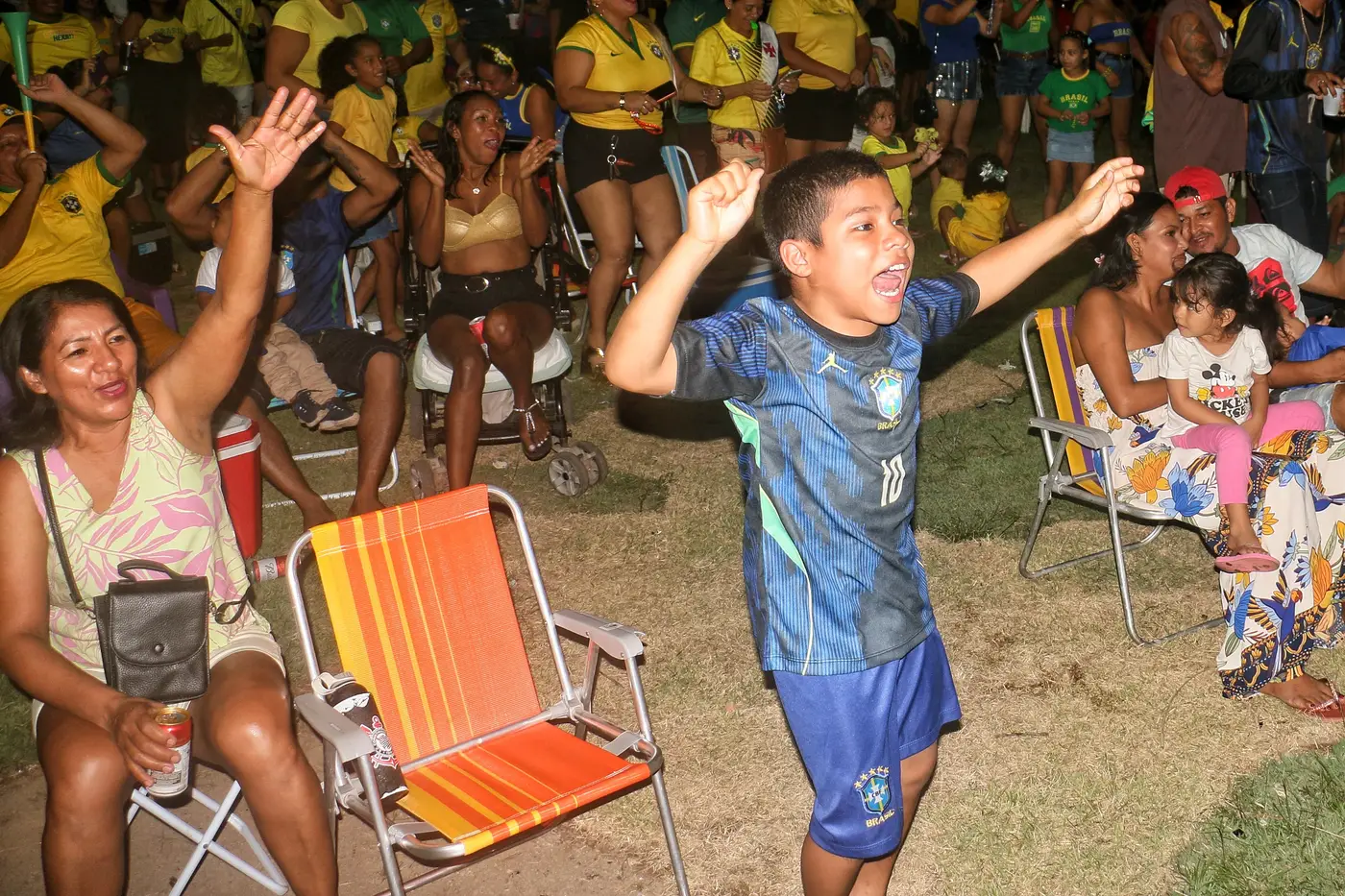Entre torcidas e oportunidades, moradores celebram transmissão do jogo da Seleção Brasileira nos residenciais da Zona Norte