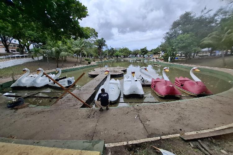 Polícia Civil do Amapá investiga possível crime ambiental após morte de peixes na Praça Floriano Peixoto, em Macapá
