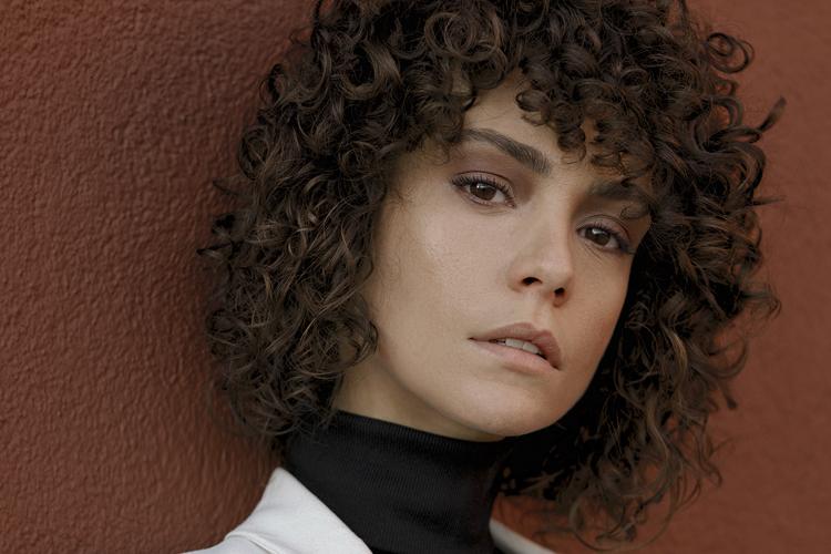 Modelo baiana bate marca de 20 desfiles consecutivos para Giorgio Armani!