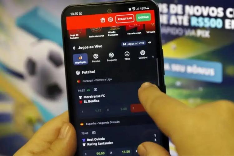 Após governo limitar publicidade, especialistas defendem proibição das bets no Brasil