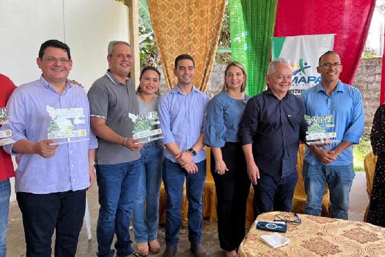 Bruno Mineiro recebe prêmio Parceiro do Curso de Zootecnia