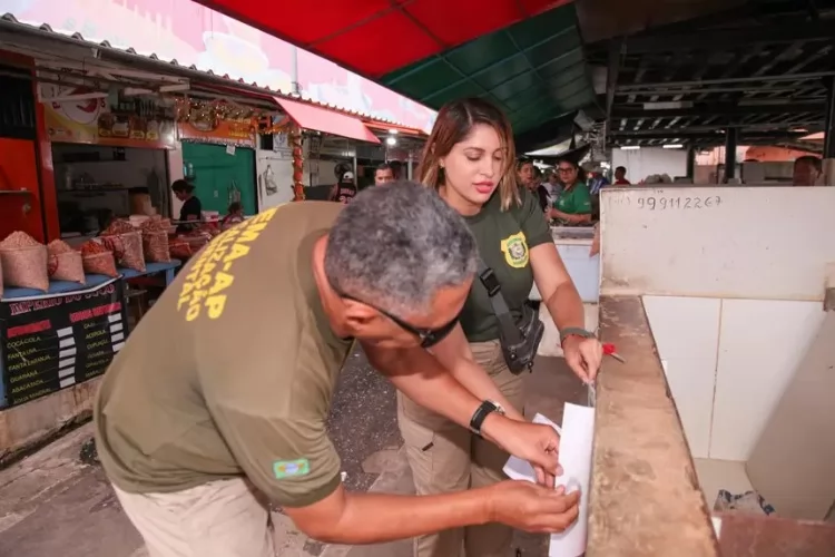 Governo do Amapá promove ação educativa sobre o defeso do caranguejo-uçá em feiras de Macapá