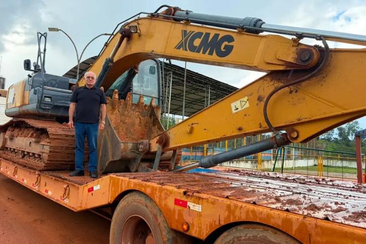 Secretaria de Mineração articula e Prefeitura de Porto Grande entrega escavadeira para fortalecer o setor