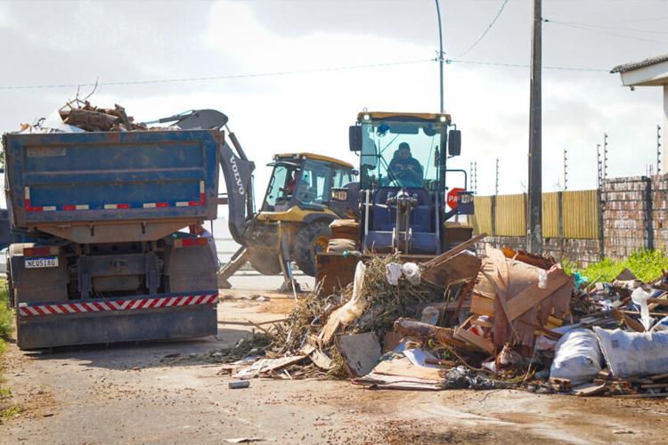 Lixeira viciada é removida no bairro Cidade Nova, em Macapá