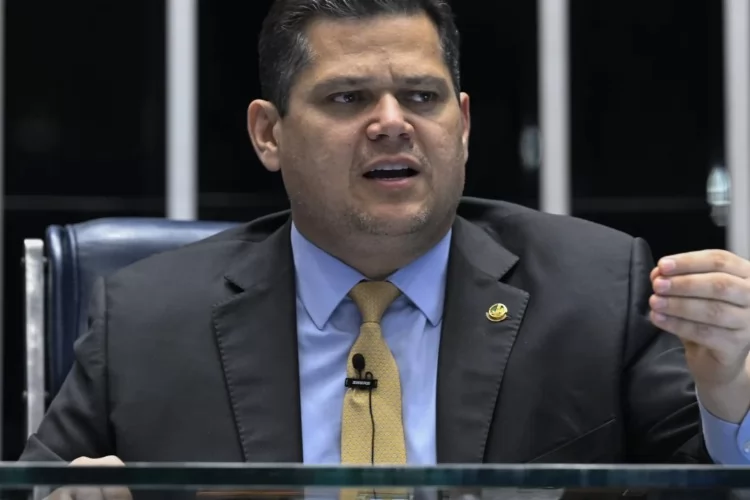 Ato em Macapá: Aliados de Bolsonaro pressionam Alcolumbre por impeachment de Moraes