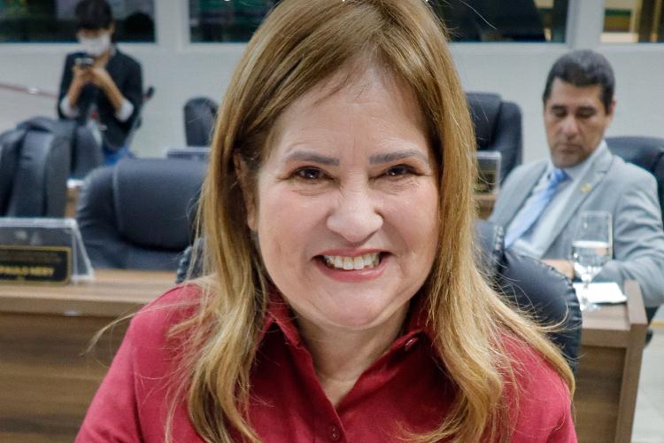 Vereadora Pra. Léia Pelaes apresenta requerimentos para melhorias no bairro Fazendinha