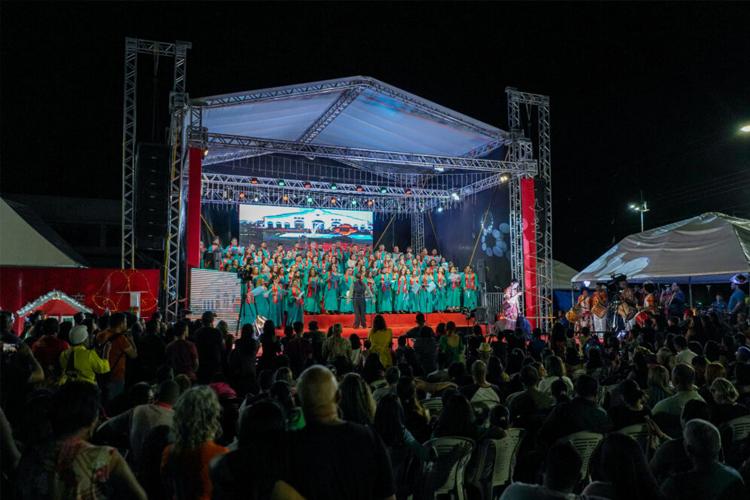 Padre Fábio de Melo canta no 