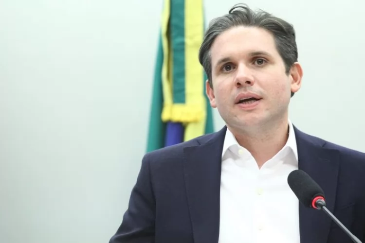 Motta cria comissão especial para analisar fim da escala 6x1 - Notícias